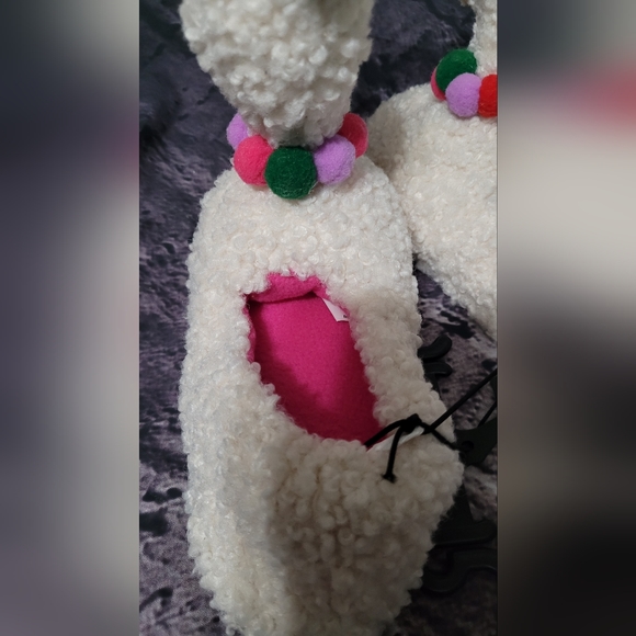 Girls fuzzy LLAMA slippers with pompoms! Bnwt - Picture 2 of 7